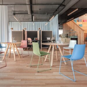 Nava Besucherstuhl by Girsberger